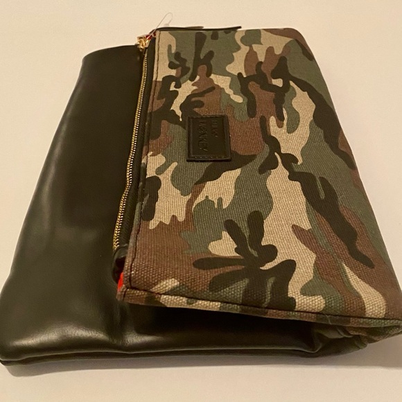 NWT Funky Monkey Camouflage Fold-Over Zippered Clutch - Picture 12 of 16